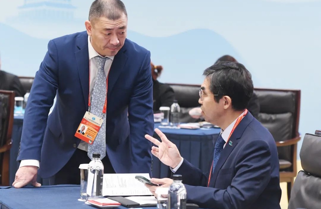 Members of the Kazakh delegation exchange ideas before the conference.