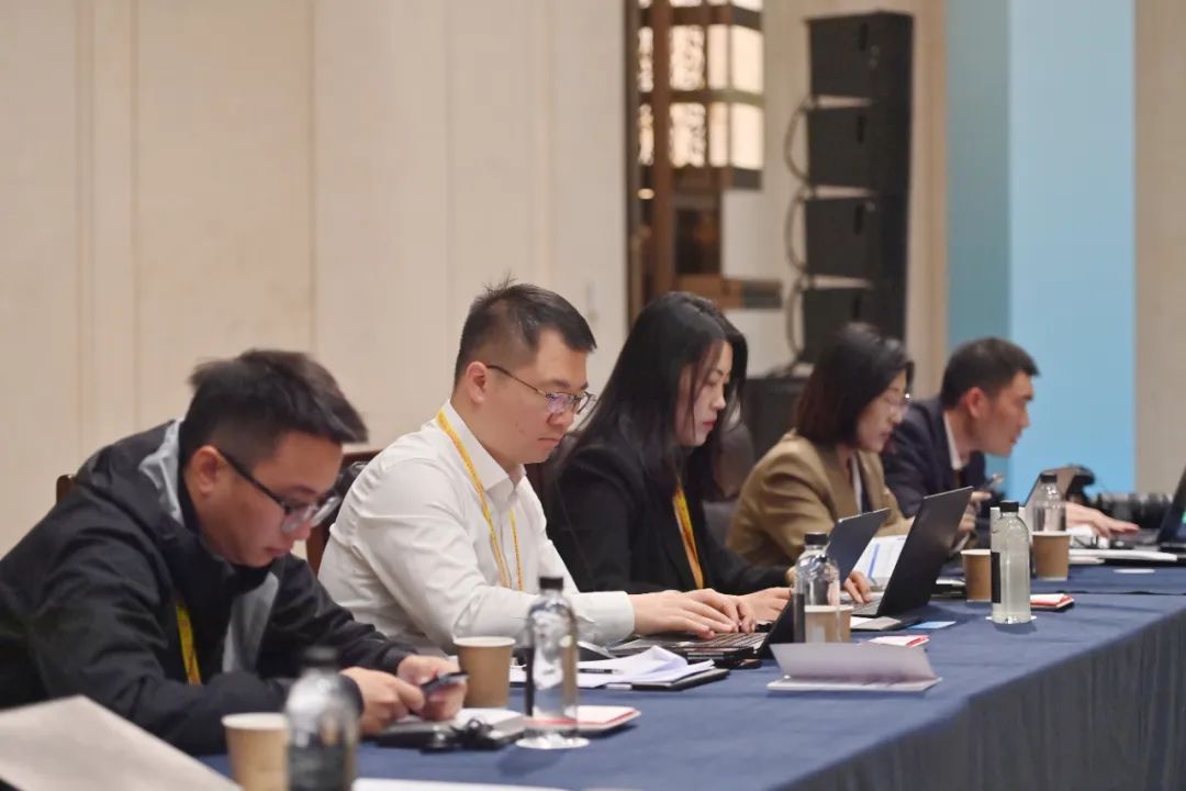 On November 8, journalists in attendance are engaged in their reporting work.
