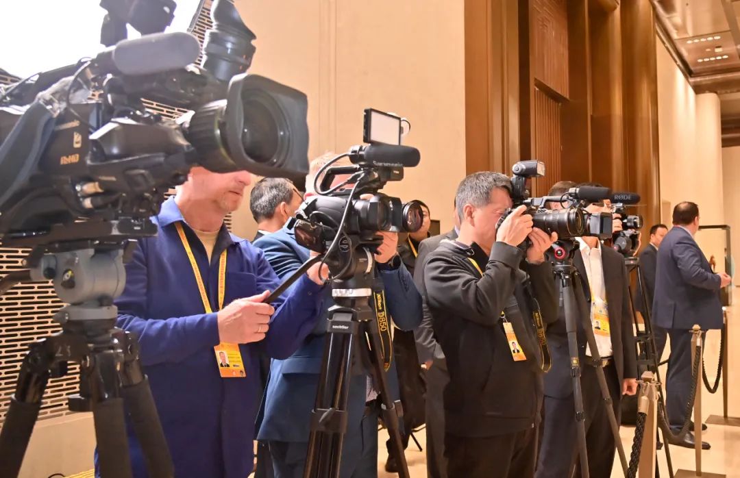 On the morning of November 8, journalists arrive early at the designated shooting area, set up their equipment, and wait for the conference to begin.